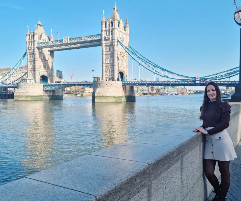 Diákunk Londonban a Tower Bridge előtt
